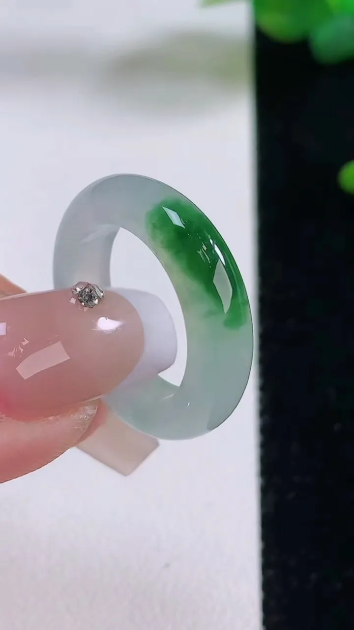 天然A货翡翠指环戒指，尺寸16.8-5-3.5，重量:3.86g2025年12月5日
工厂直销收藏佳品,种好水足，色泽均匀，有种有色，上手高大气！