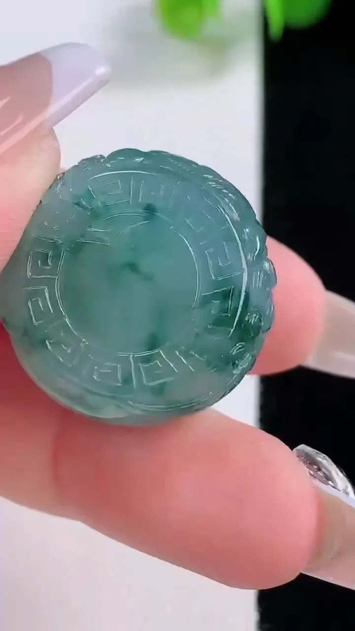 天然A货翡翠冰种飘花雕花路路通吊坠，尺寸23-12.8，重量:16.33g
12月5日