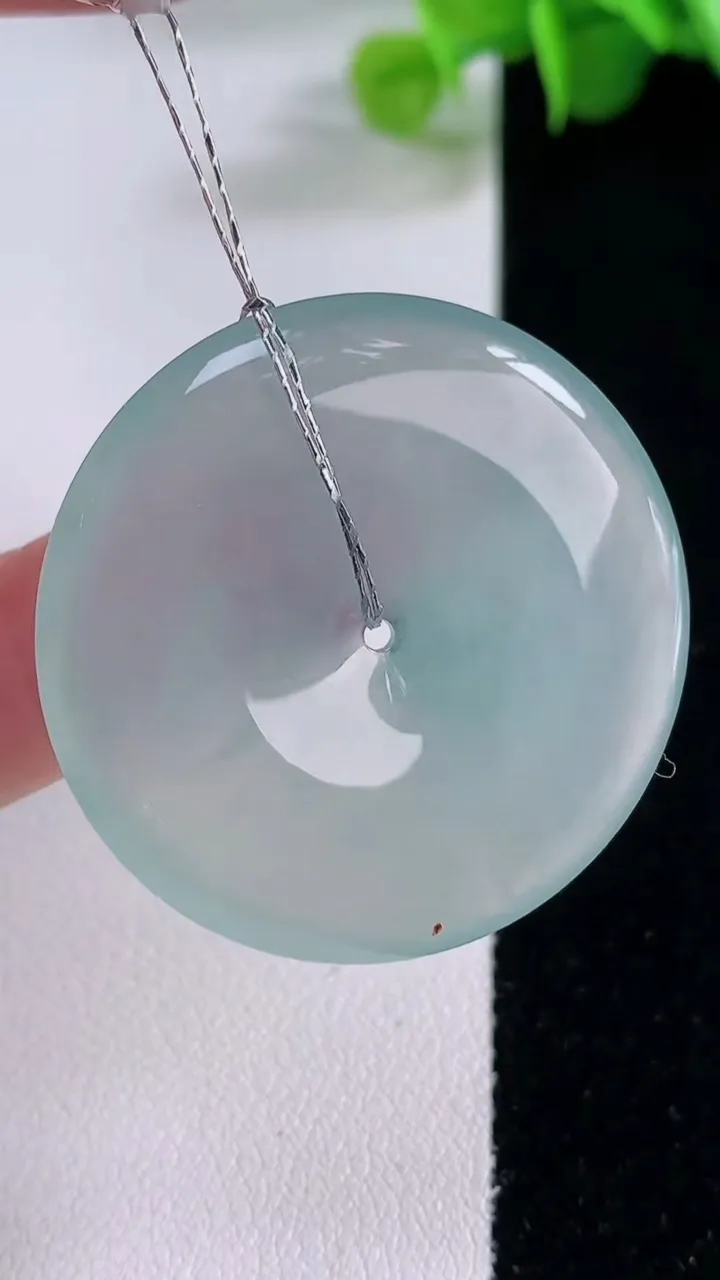 天然A货翡翠平安扣吊坠，尺寸35.6-5.6，重量:15.00g
12月5日