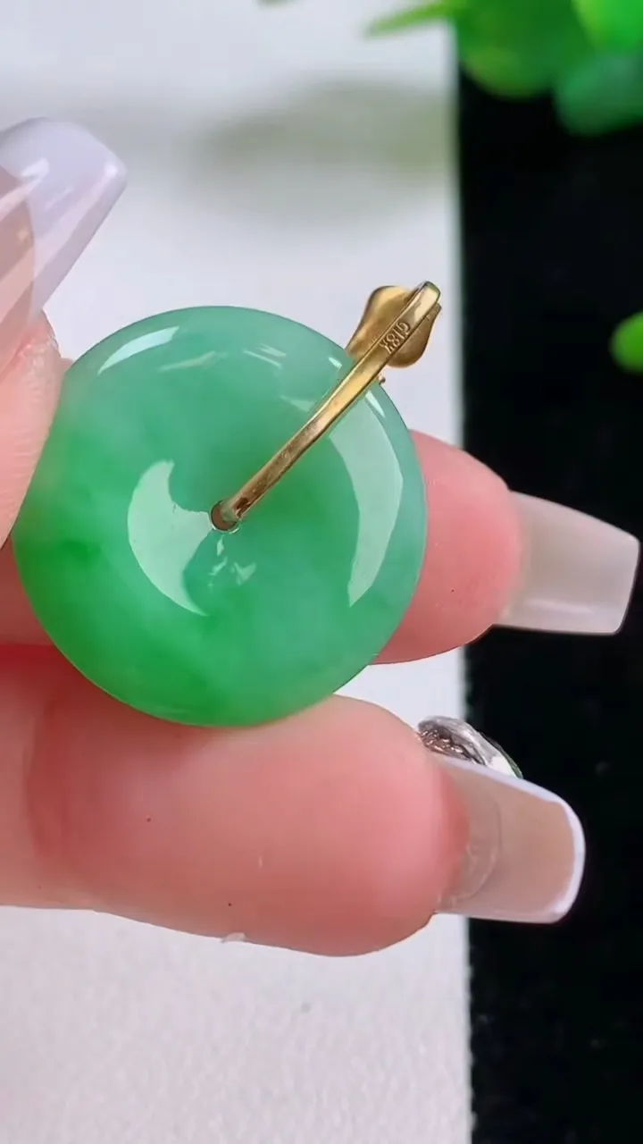 天然A货翡翠平安扣吊坠，尺寸21-3.8，重量:4.28g
12月5日