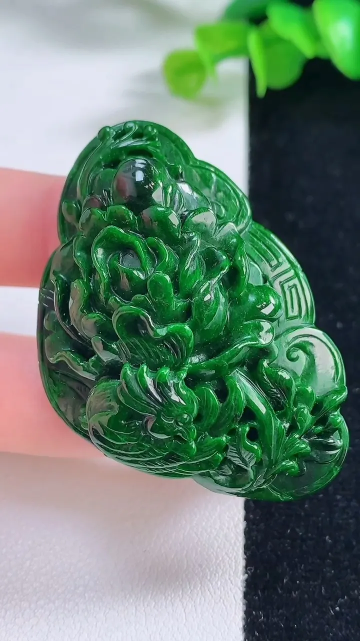 天然A货翡翠孔雀吊坠，尺寸36-53.2-17.2，重量37.67g
12月5日