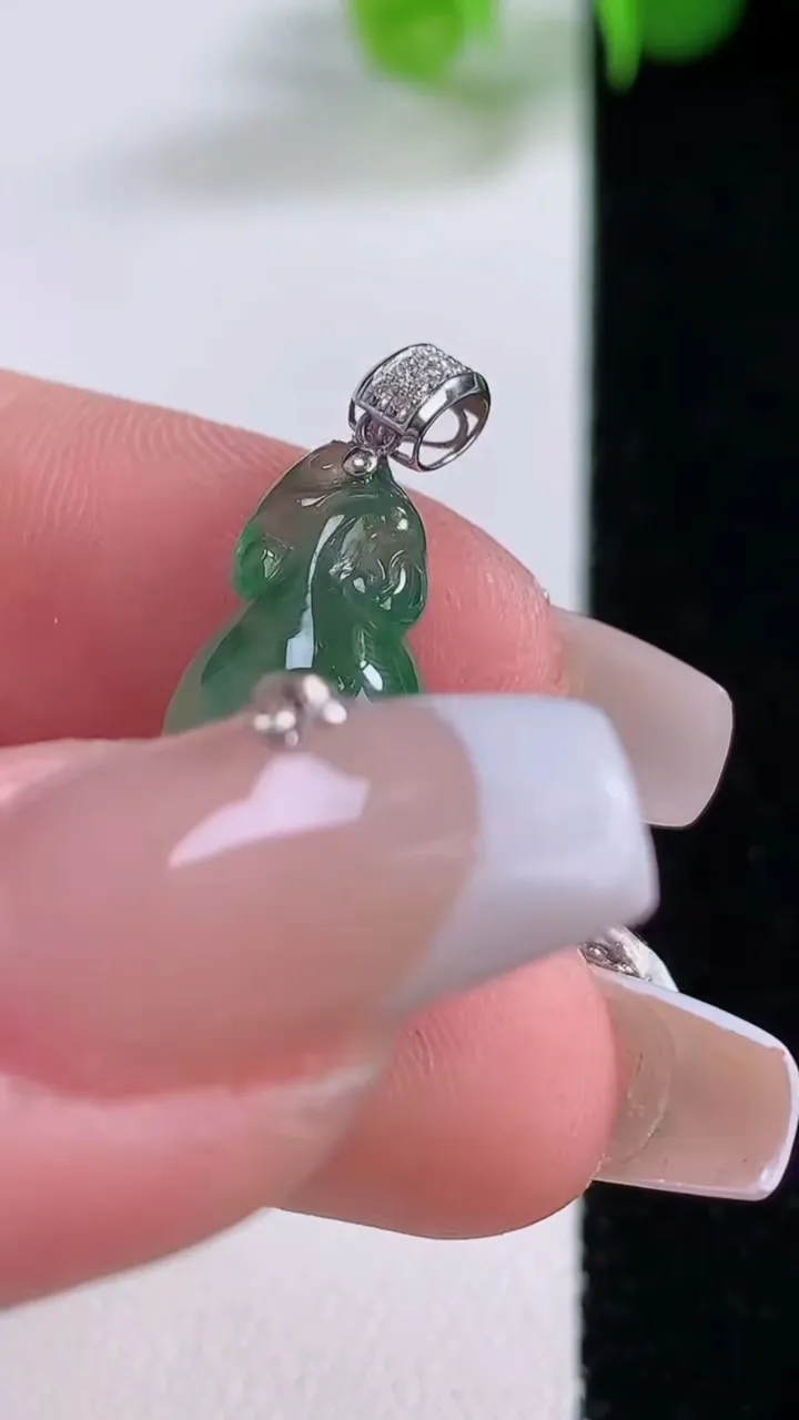 天然A货翡翠花葫芦吊坠，尺寸22.5-12.7-6.8，重量:3.20g
12月5日