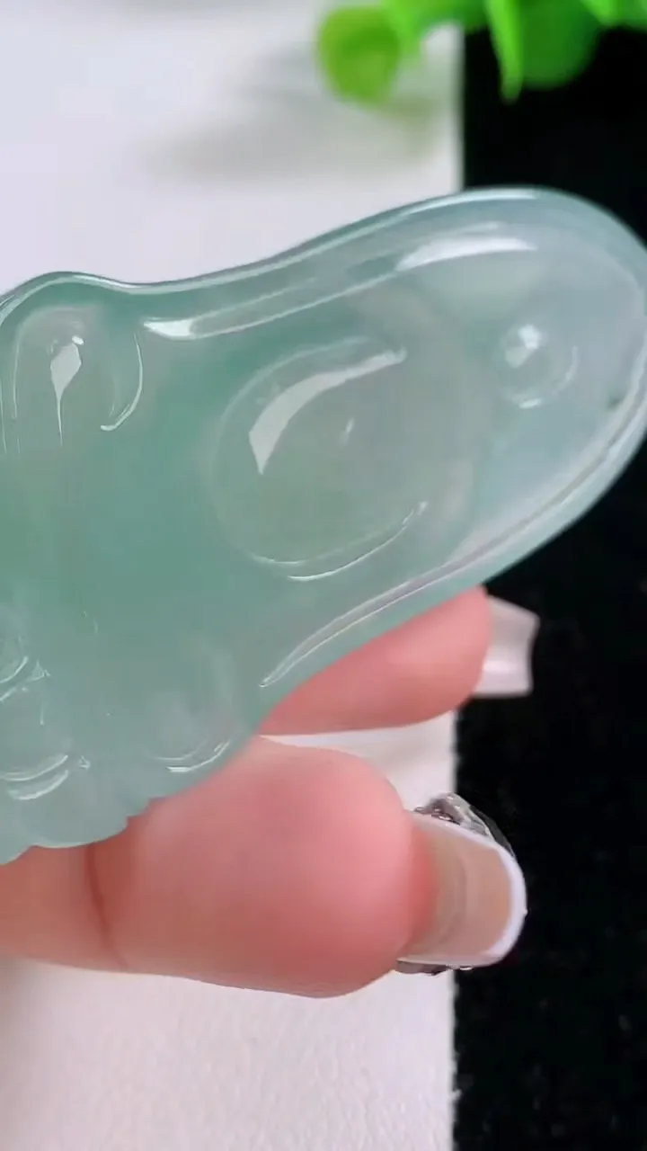 天然A货翡翠观音菩萨吊坠，尺寸66-30-6.4，重量:25.37g
12月5日