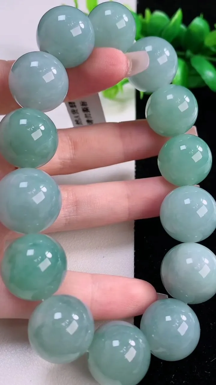 天然A货翡翠大颗粒圆珠手串14颗，尺寸17.8，重量:132.90g12月5日
工厂直销收藏佳品,种好水足，色泽均匀，有种有色，上手高大气！