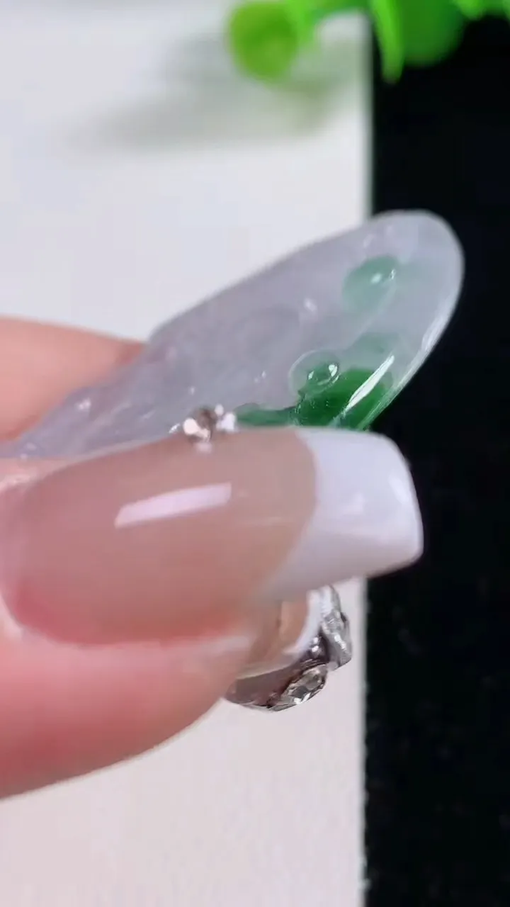 天然A货翡翠花观音菩萨吊坠，尺寸59.7-34.3-4.8，重量:20.49g
12月5日