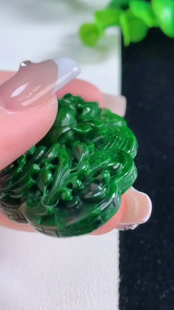 天然A货翡翠孔雀吊坠，尺寸36-53.2-17.2，重量37.67g
12月5日