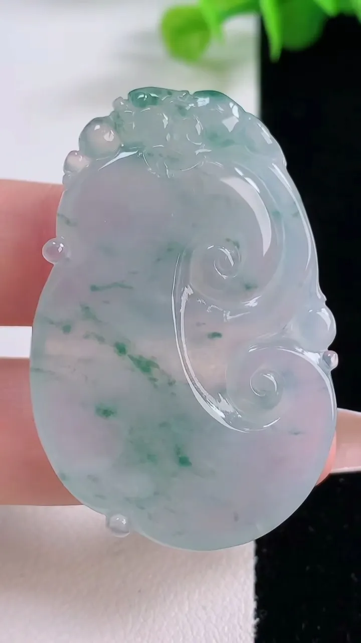 天然A货翡翠种飘花如意吊坠，尺寸46.7-30.4-5.8，重量:17.65g
12月5日