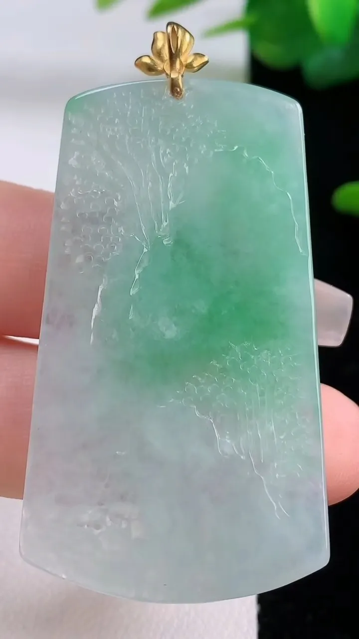 天然A货翡翠山水牌吊坠，尺寸50.2-28.8-3.4，重量:13.61g
12月5日