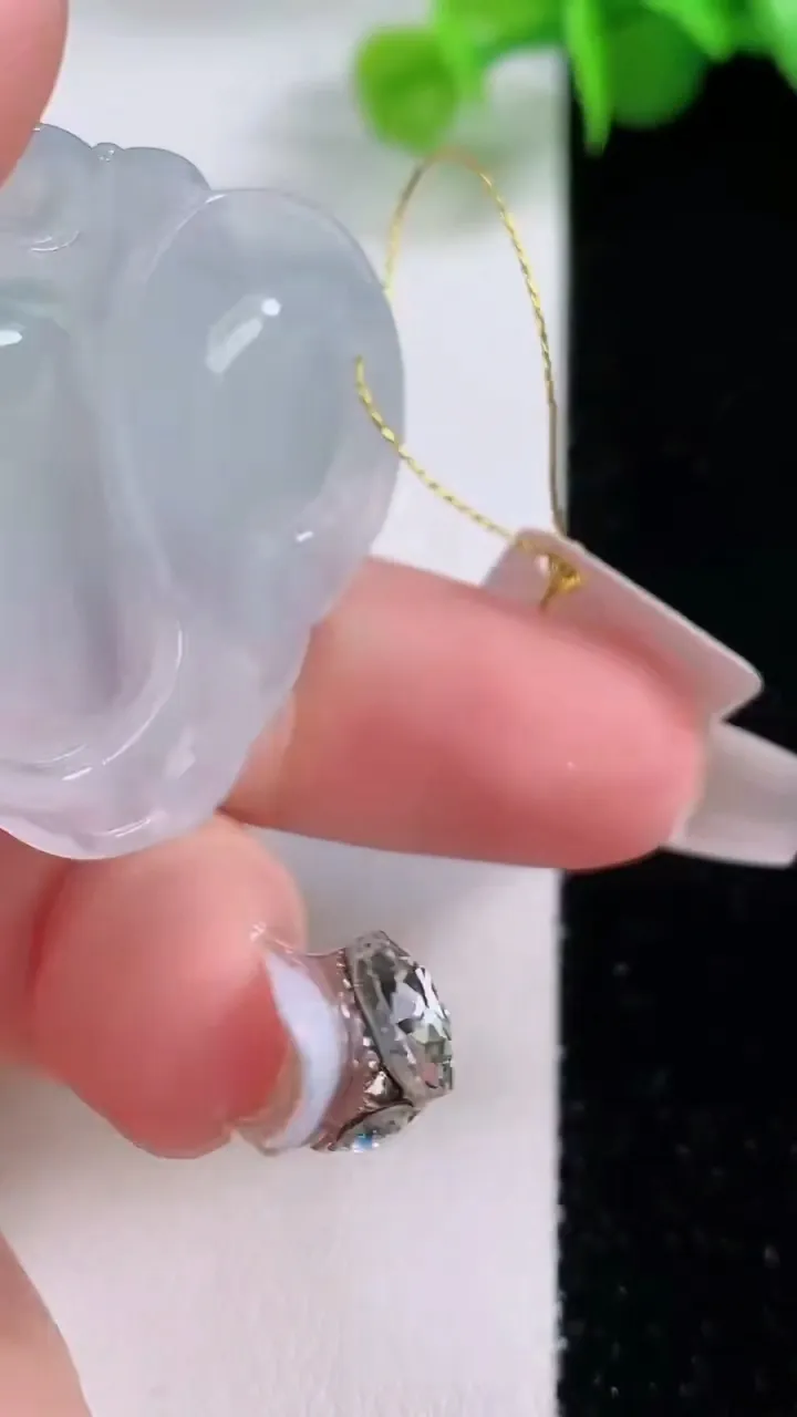 天然A货翡翠佛公吊坠，尺寸33.5-35.3-5.7，重量:10.13g
12月5日