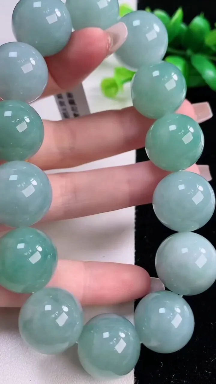 天然A货翡翠大颗粒圆珠手串14颗，尺寸17.8，重量:132.90g12月5日
工厂直销收藏佳品,种好水足，色泽均匀，有种有色，上手高大气！