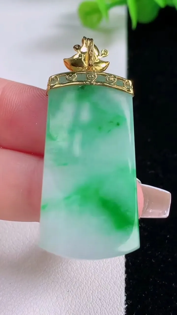 天然A货翡翠无事牌吊坠，尺寸39-20-3.6，重量:10.20g
12月5日