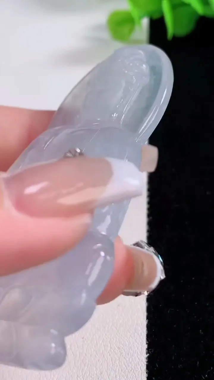 天然A货翡翠种白冰素衣观音菩萨吊坠，尺寸71.6-41.5-6.2，重量:35.38g
12月5日