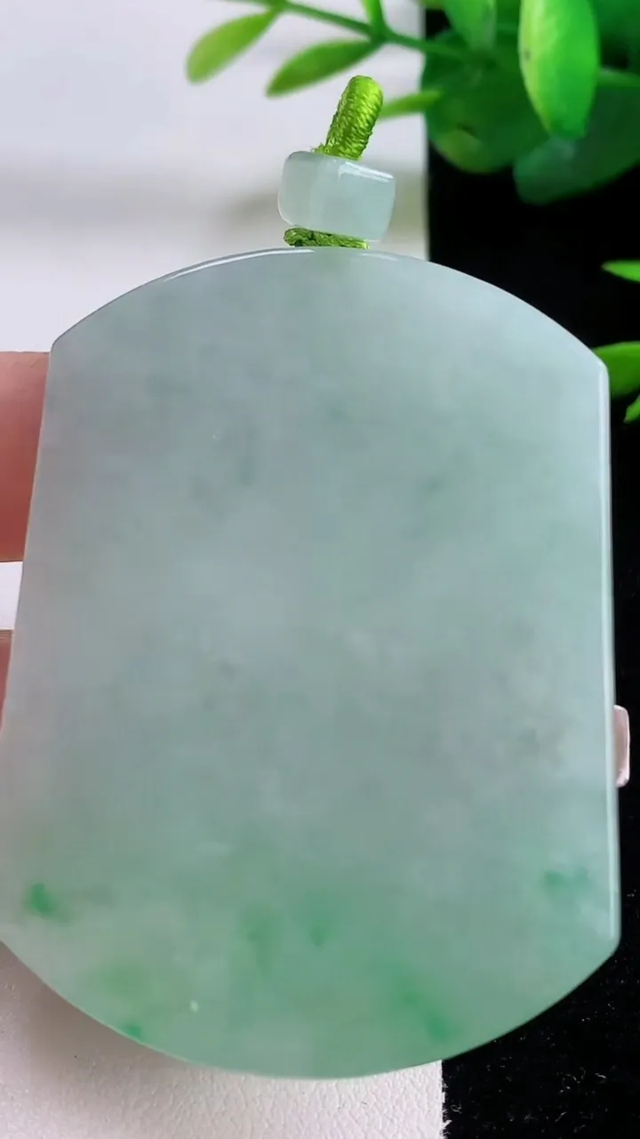 天然A货翡翠无事牌吊坠，尺寸57-43.3-5.4，重量:39.74g
12月5日