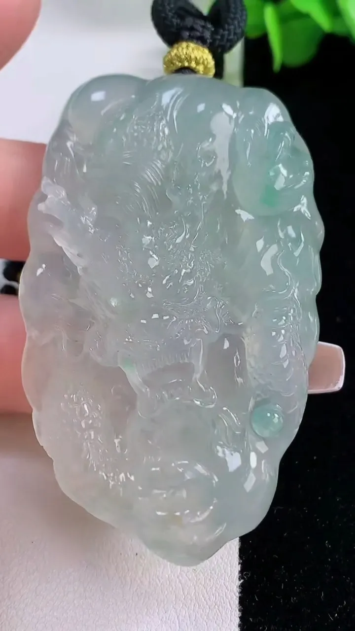 天然A货翡翠龙牌吊坠，尺寸63-38.4-10，重量:48.73g
12月5日