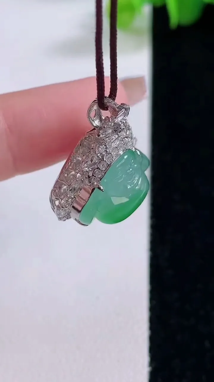 天然A货翡翠佛公吊坠，尺寸23.8-19.8-12.3裸石11.3-16，重量:4.64g
12月5日