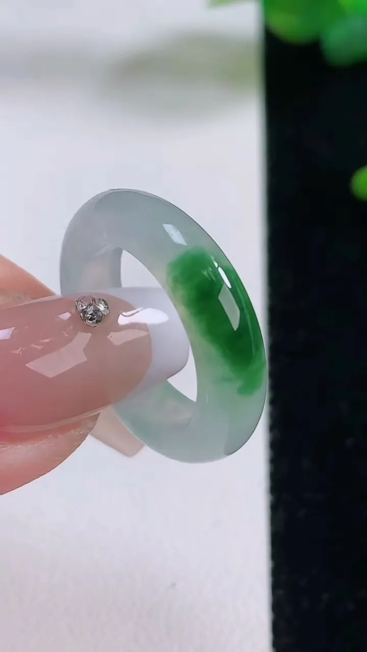 天然A货翡翠指环戒指，尺寸16.8-5-3.5，重量:3.86g2025年12月5日
工厂直销收藏佳