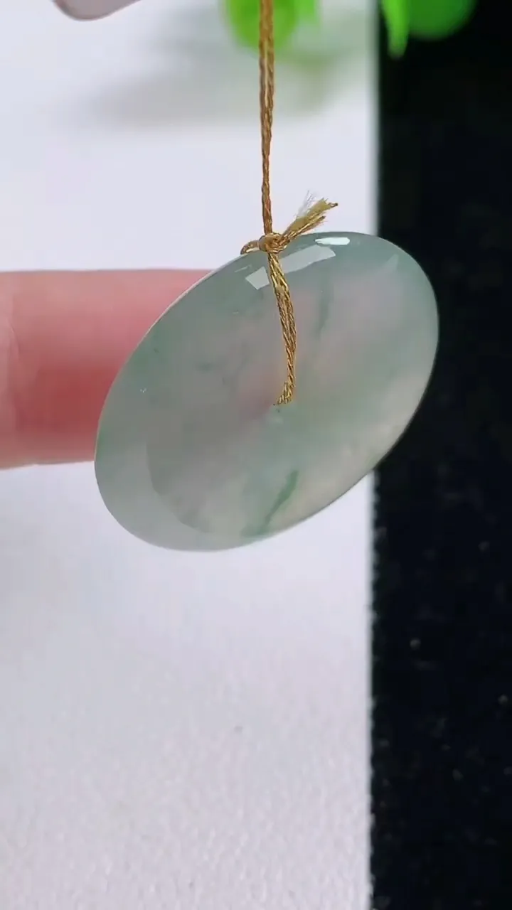 天然A货翡翠冰种飘花平安扣吊坠，尺寸25.6-5，重量:6.92g
12月5日