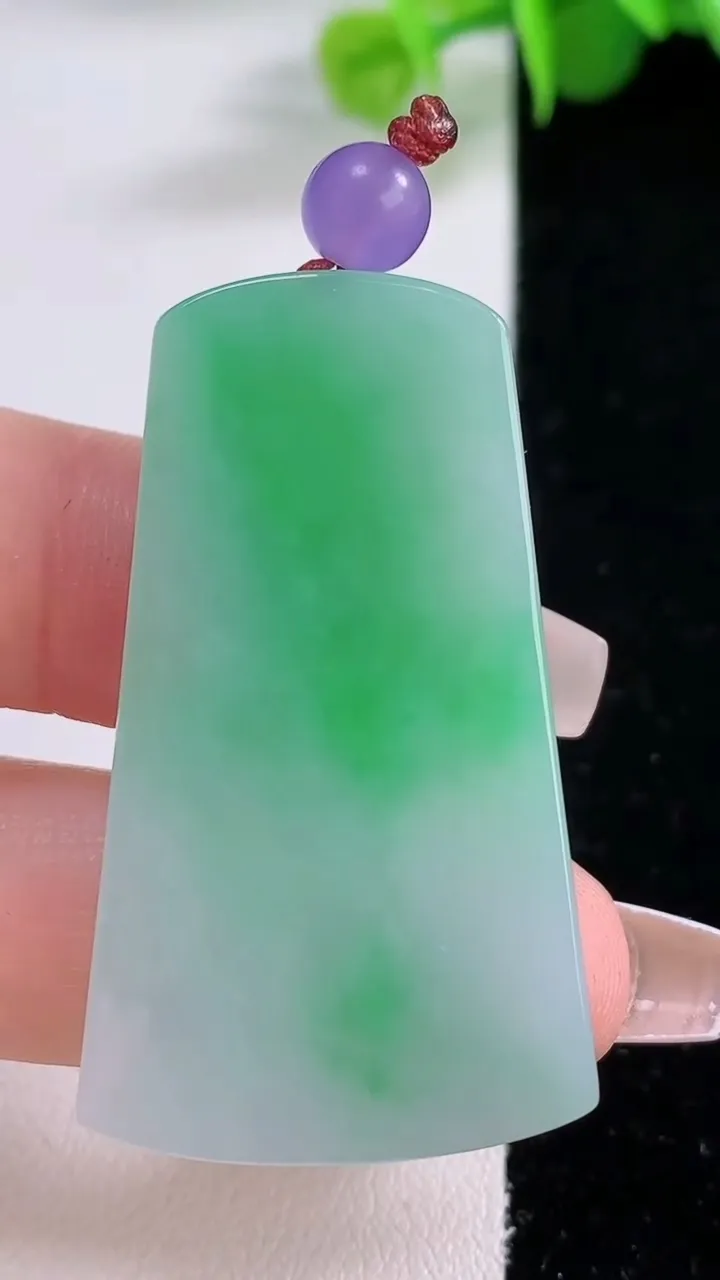 天然A货翡翠无事牌吊坠，尺寸43.6-24.3-5，重量:15.33g
12月5日