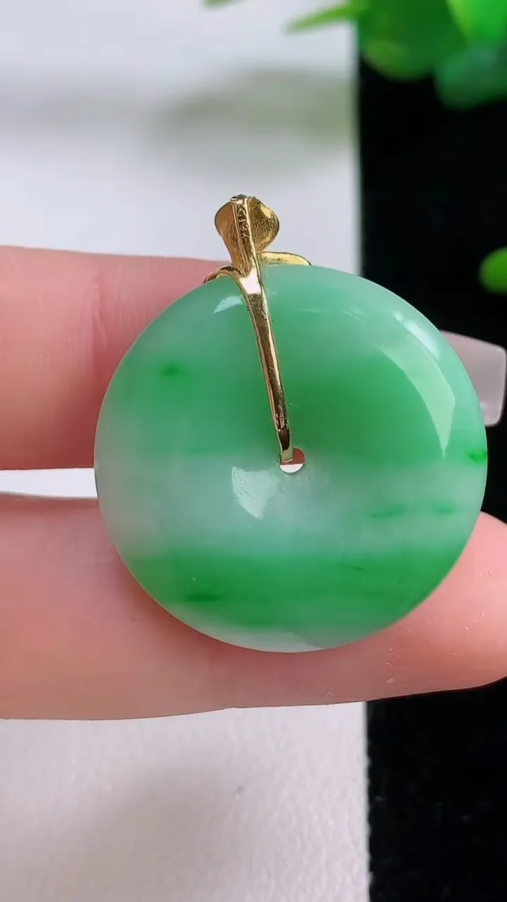 天然A货翡翠平安扣吊坠，尺寸25-5.6，重量:8.44g
12月5日