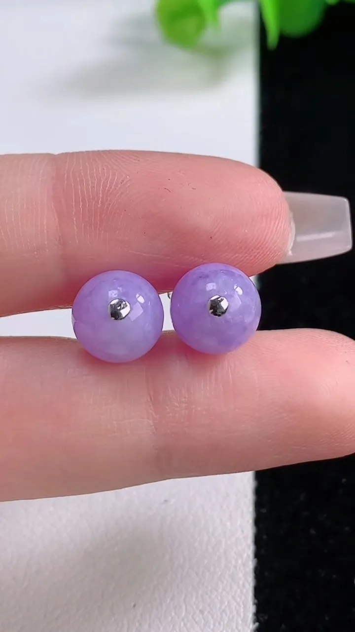 天然A货翡翠种紫罗兰圆珠耳钉，尺寸8.6，重量:2.70g12月5日
工厂直销收藏佳品,种好水足，色