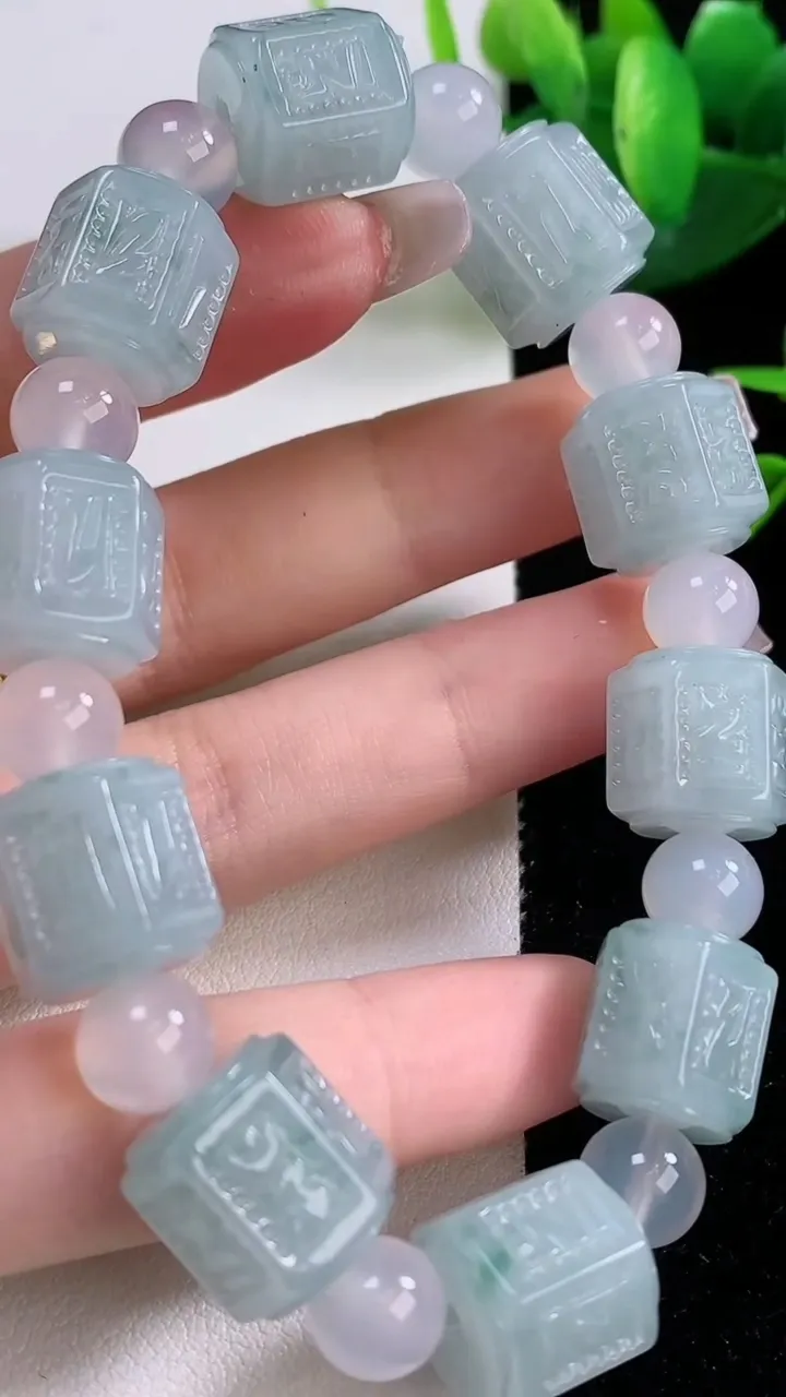 天然A货翡翠飘花路路通手串，尺寸12.8-11.8-10颗，重量:50.91g12月5日
工厂直销收藏佳品,种好水足，色泽均匀，有种有色，上手高大气！