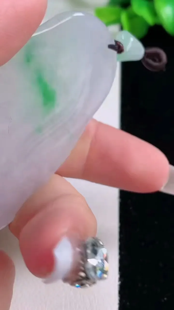 天然A货翡翠文殊菩萨吊坠，尺寸65.3-40.5-4.6，重量28.27g
12月5日