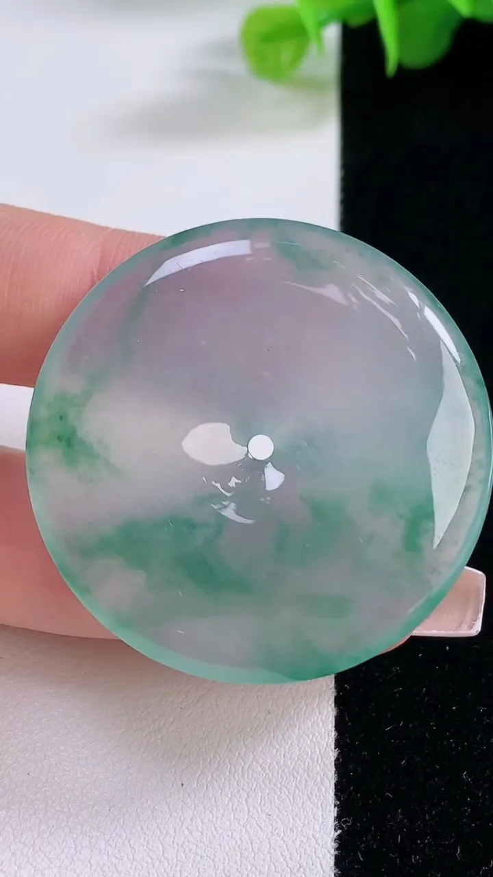 天然A货翡翠种飘花平安扣吊坠，尺寸40-5.5，重量:19.50g
12月5日