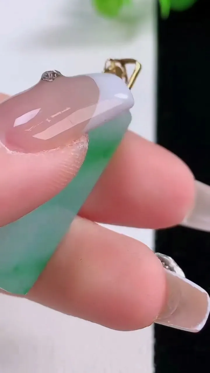 天然A货翡翠无事牌吊坠，尺寸33-12-4.2，重量:4.80g
12月5日