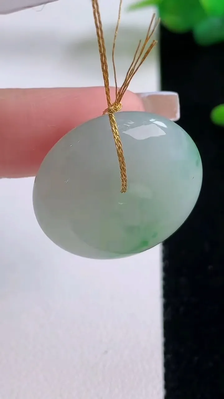 天然A货翡翠平安扣吊坠，尺寸24.7-7，重量:9.94g
12月5日