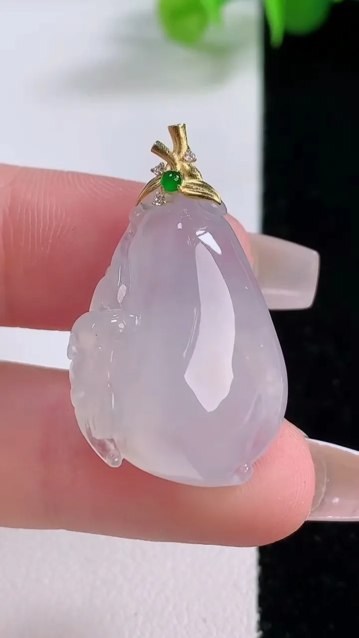 天然A货翡翠种白冰福瓜吊坠，尺寸26.2-19-8.9，重量:6.75g
12月5日