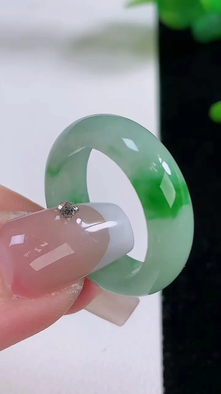 天然A货翡翠指环戒指，尺寸18.6-6.3-3，重量:4.25g2025年12月5日
工厂直销收藏佳
