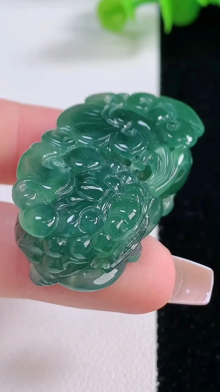 天然A货翡翠霸王貔貅吊坠，尺寸39.6-22-12.2，重量:23.50g
12月5日