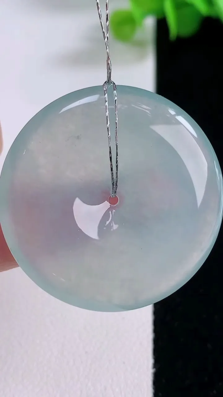 天然A货翡翠平安扣吊坠，尺寸35.6-5.6，重量:15.00g
12月5日