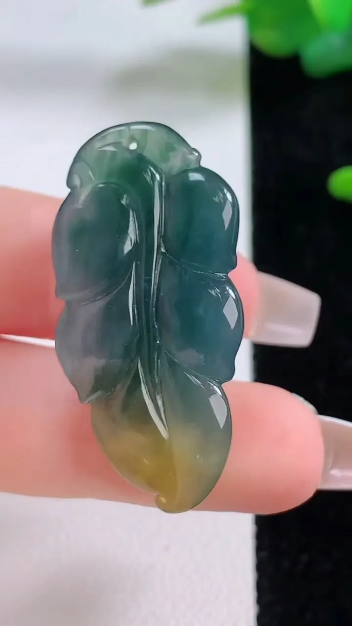 天然A货翡翠双彩貔貅吊坠，尺寸36.7-16.7-12.8，重量:11.28g
12月5日