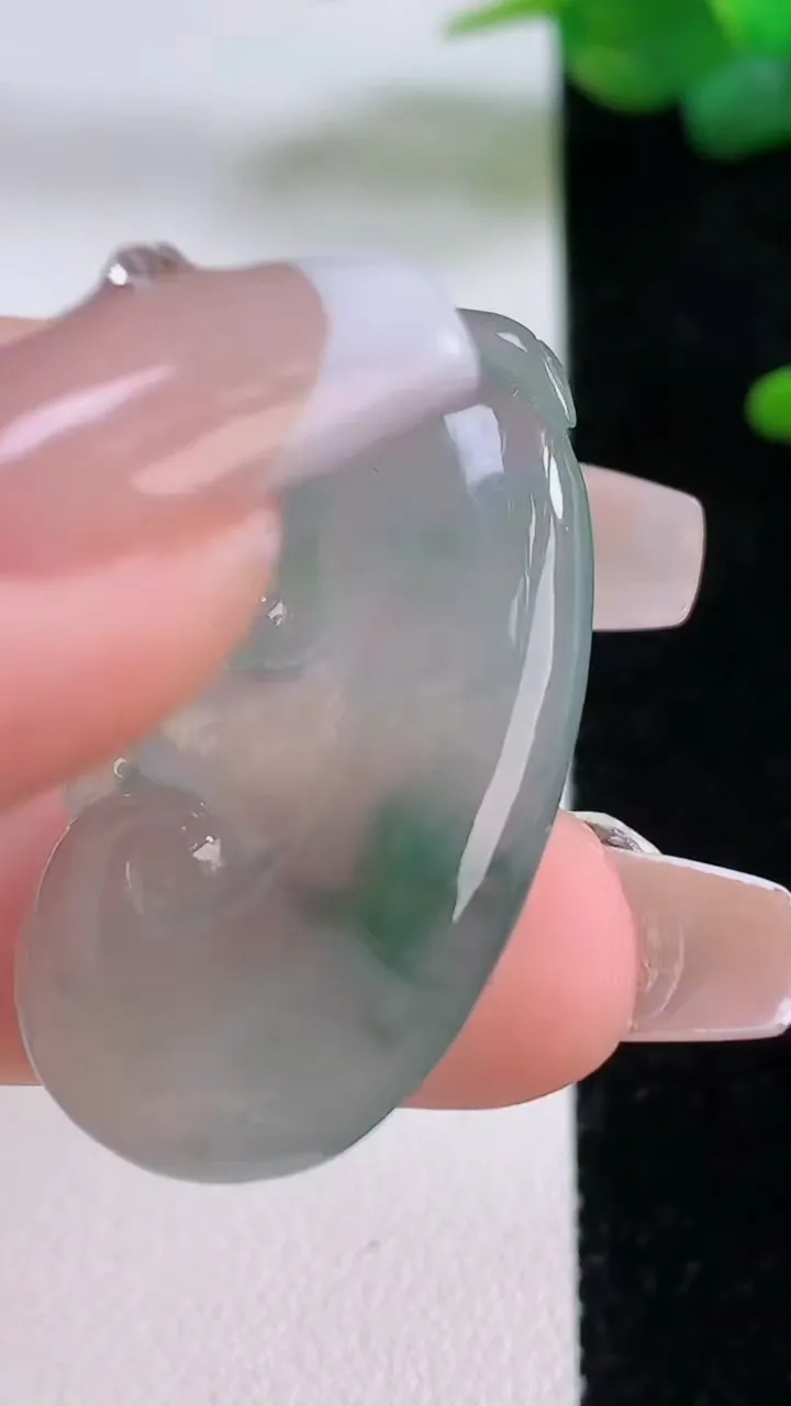 天然A货翡翠冰种飘花如意，尺寸36.4-19.5-4.6，重量:7.04g
12月5日