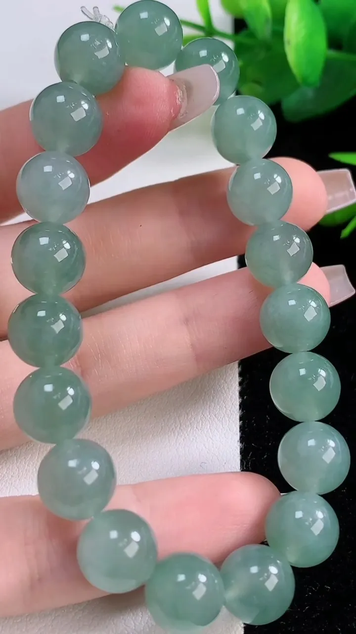 天然A货翡翠圆珠手串，尺寸9.8-19颗，重量:33.81g12月5日
工厂直销收藏佳品,种好水足，色泽均匀，有种有色，上手高大气！
