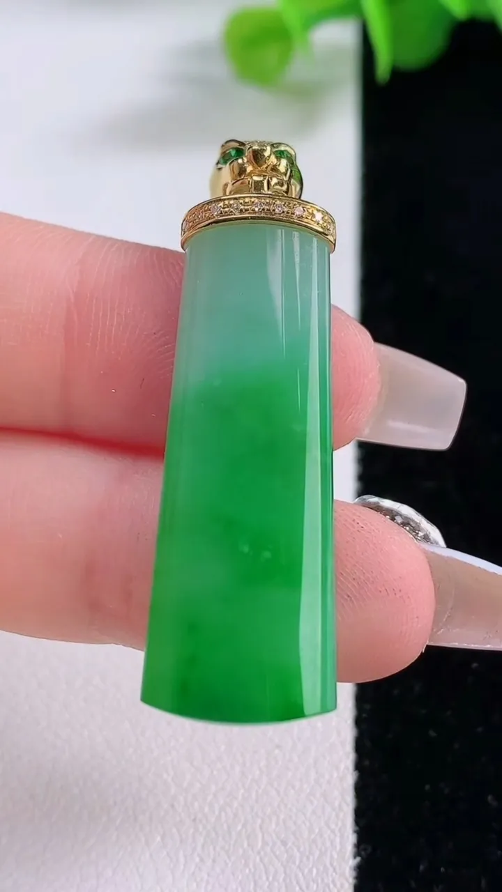 天然A货翡翠平安柱吊坠，尺寸36.3-12.2-5.3，重量:7.61g
12月5日