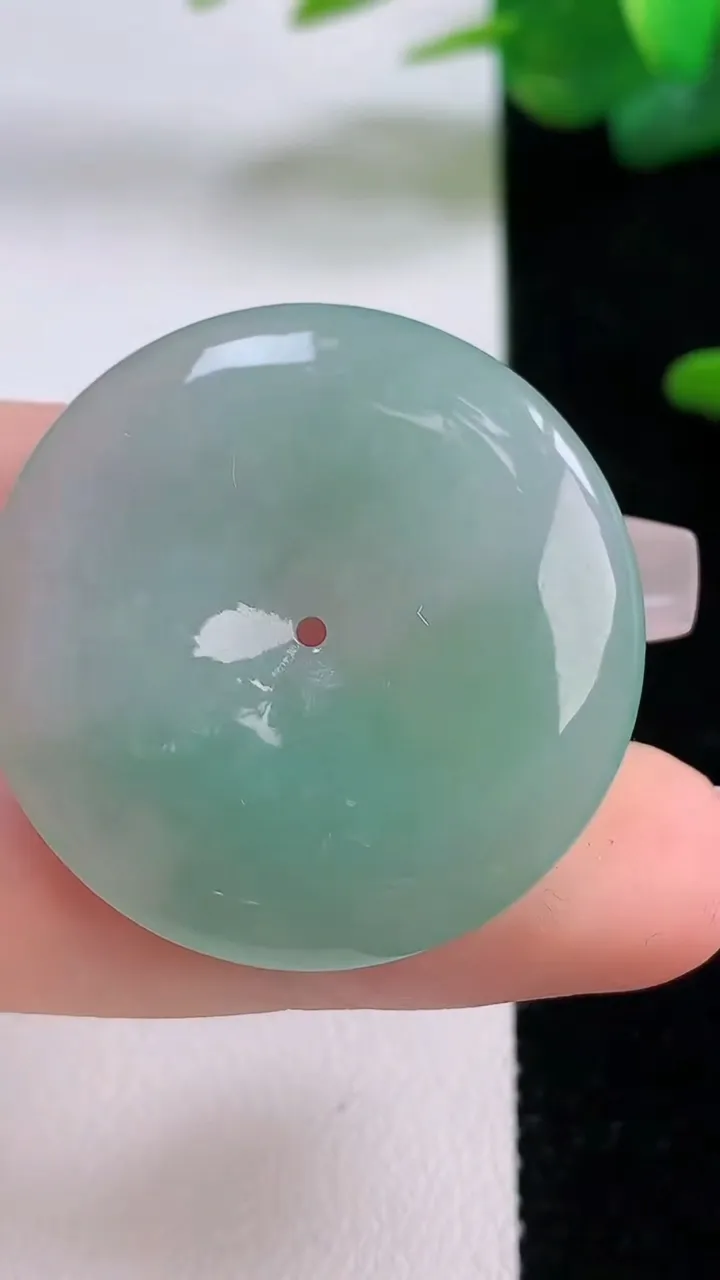 天然A货翡翠平安扣吊坠，尺寸36.2-5.8，重量:13.24g
12月5日