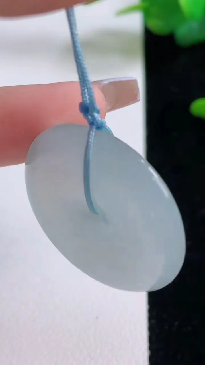 天然A货翡翠平安扣吊坠，尺寸29.5-5.6，重量:10.73g
12月5日