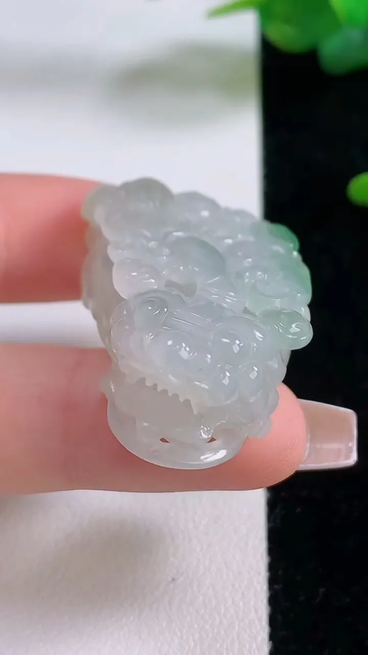 天然A货翡翠貔貅吊坠，尺寸38.6-20-12.2，重量:20.56g
12月5日