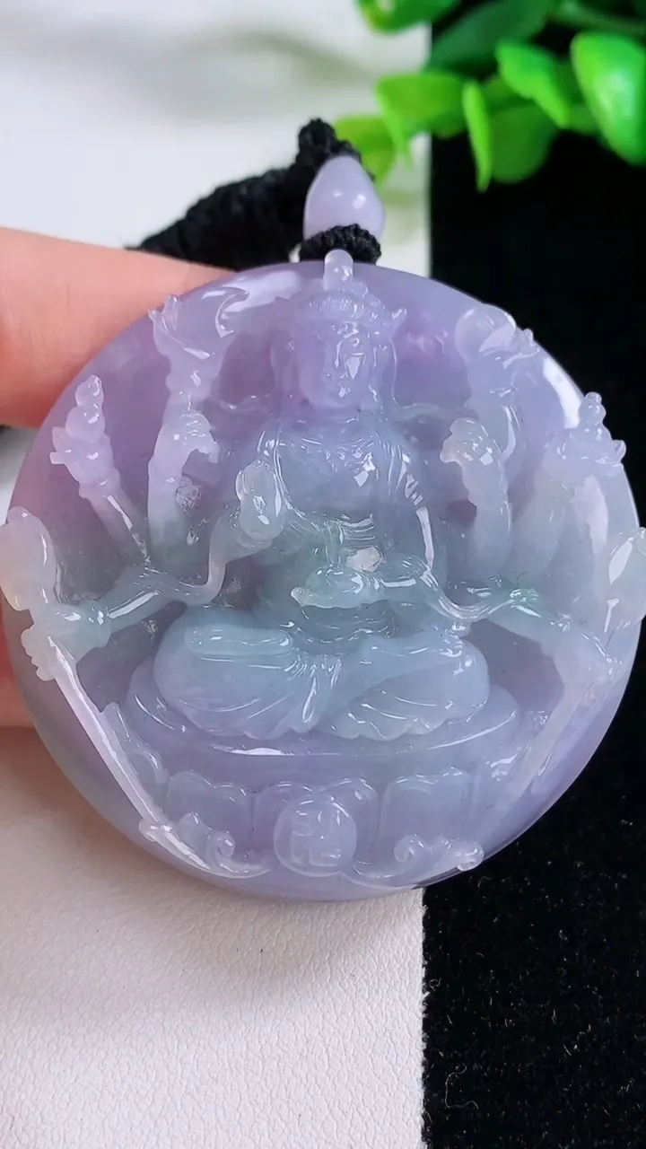 天然A货翡翠种春带彩 紫罗兰千手观音菩萨吊坠，尺寸53.7-12.7，重量:65.88g
12月5日