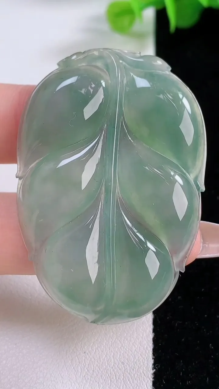 天然A货翡翠金枝玉叶 叶子吊坠，尺寸50.6-34.7-6.4，重量:18.66g
12月5日