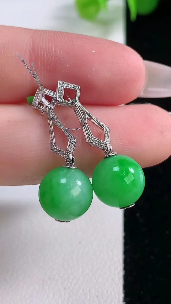天然A货翡翠圆珠耳钉，尺寸10.2，重量:4.81g12月5日
工厂直销收藏佳品,种好水足，色泽均匀