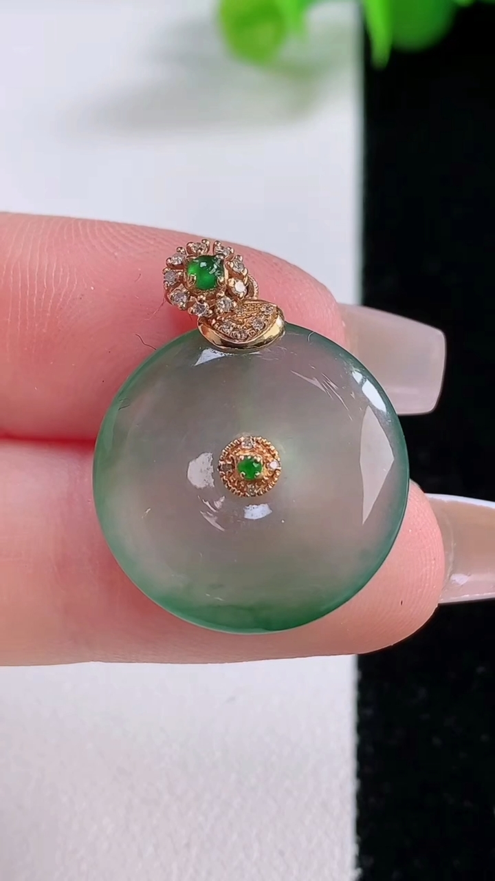 天然A货翡翠平安扣吊坠，尺寸19.5-3.7，重量:3.54g
12月5日