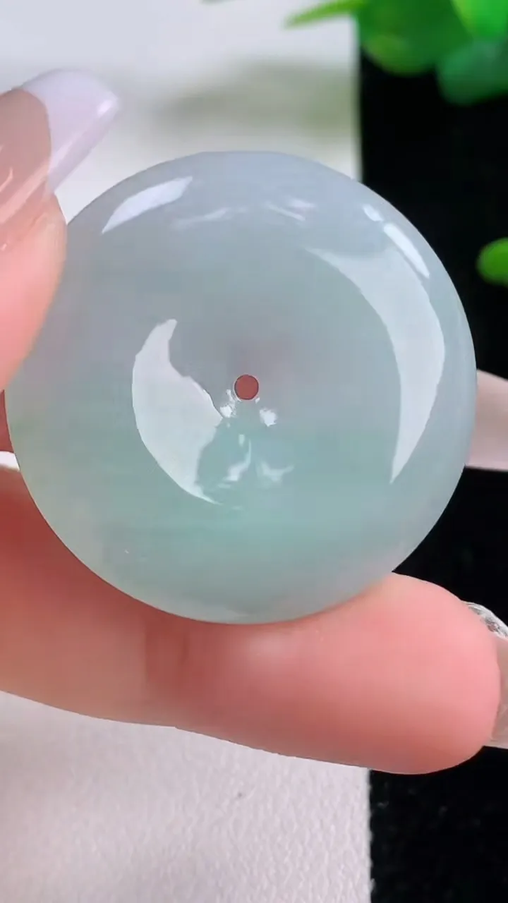 天然A货翡翠平安扣吊坠，尺寸32-5.7，重量:12.48g
12月5日