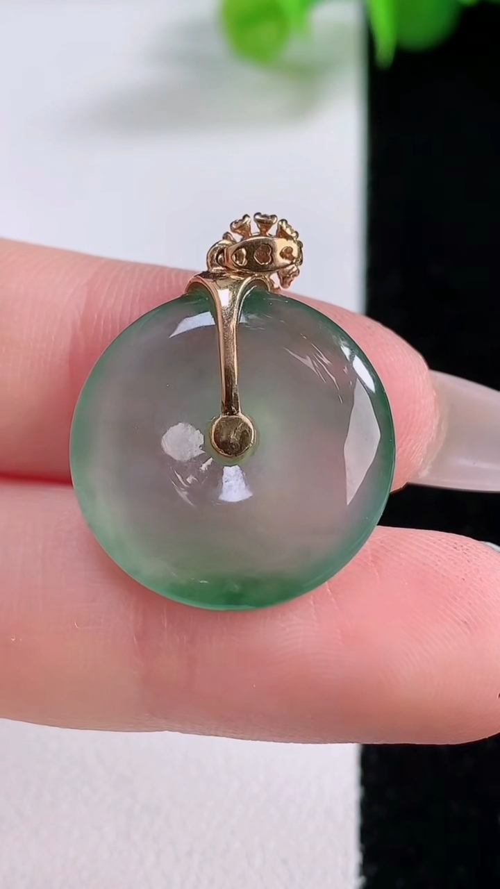 天然A货翡翠平安扣吊坠，尺寸19.5-3.7，重量:3.54g
12月5日