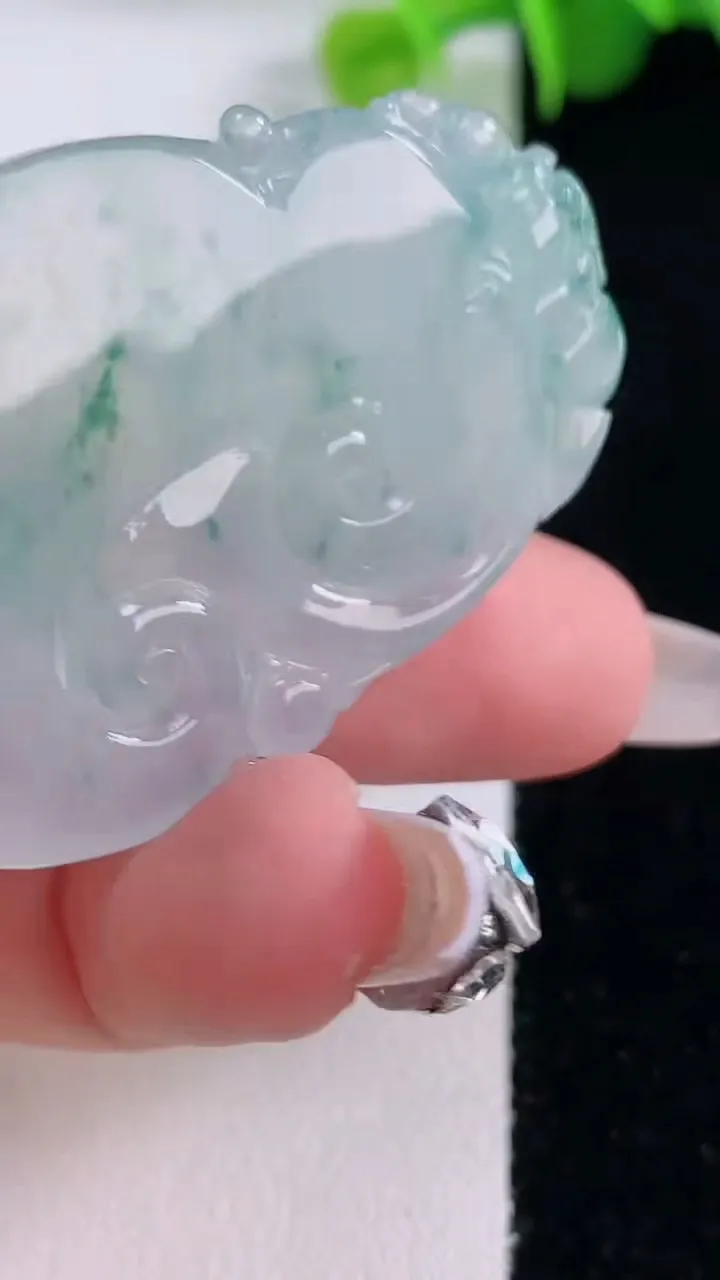 天然A货翡翠种飘花如意吊坠，尺寸46.7-30.4-5.8，重量:17.65g
12月5日