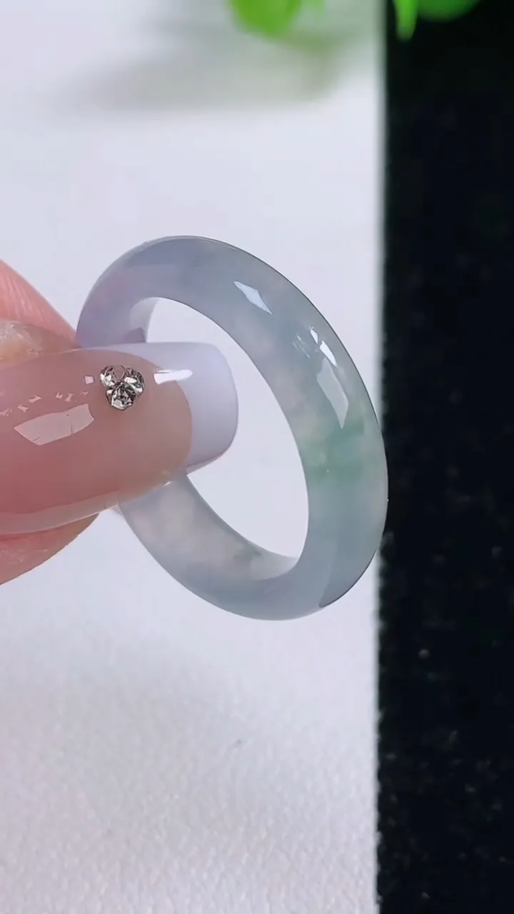 天然A货翡翠冰种飘花指环 戒指，尺寸18.8-4.9-2.7，重量:3.47g2025年12月5日
