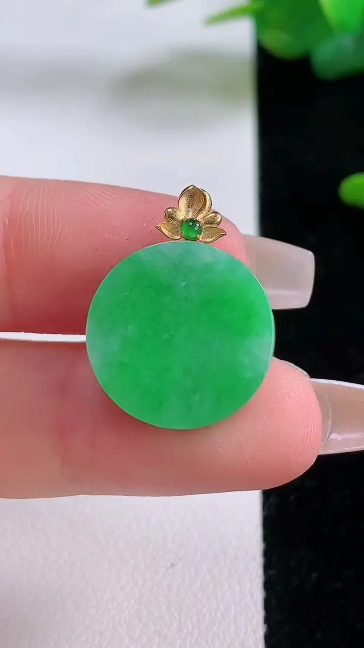 天然A货翡翠无事牌吊坠，尺寸16.4-6.4，重量:5.56g
12月5日