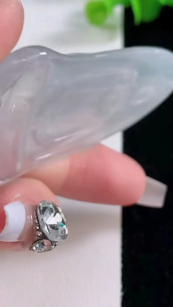 天然A货翡翠种白冰素衣观音菩萨吊坠，尺寸61.7-37-5.8，重量:23.68g
12月5日